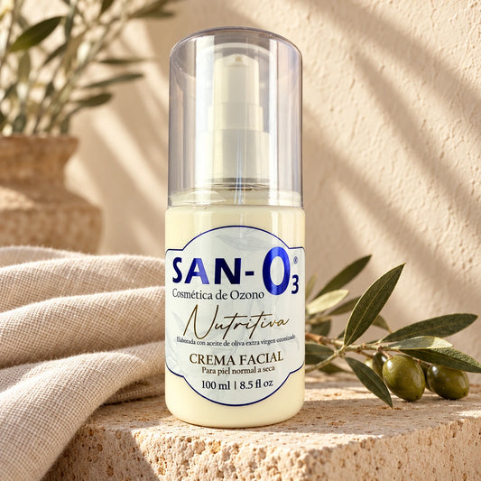 Crema facial nutritiva con ozono SANO3, 100 ml, en un entorno de cuidado con piedra y lino
