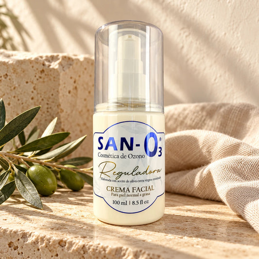 Crema facial reguladora con ozono SANO3, 100 ml, en un entorno de cuidado con piedra y lino