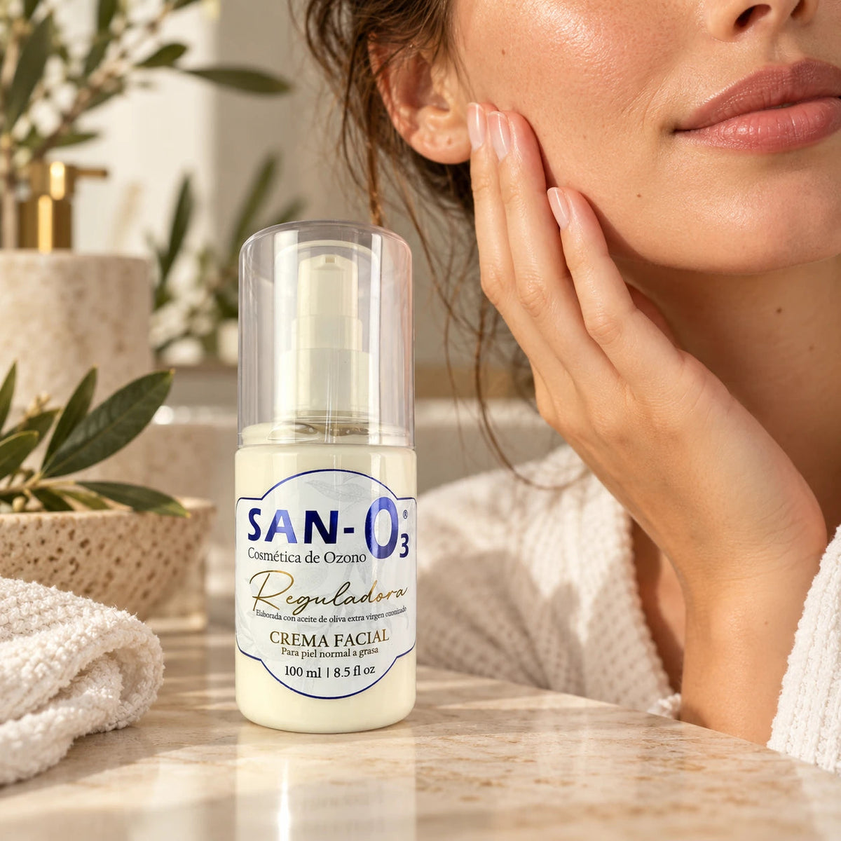 Crema facial reguladora con ozono SANO3, 100 ml, durante un ritual de cuidado personal