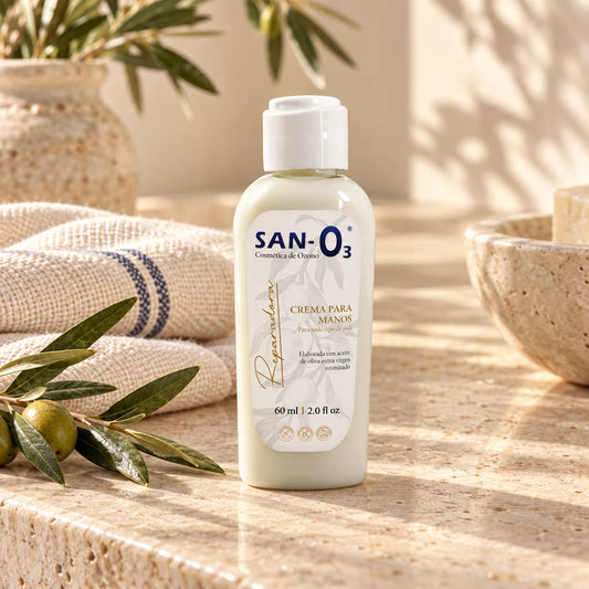 Crema para manos con ozono SANO3, 60 ml, en un entorno de cuidado con piedra y lino