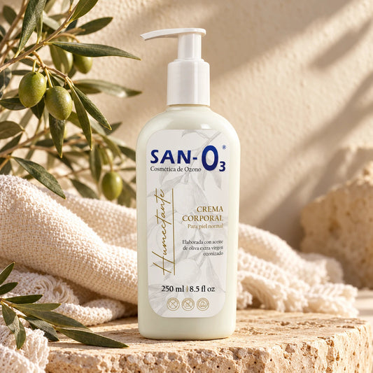 Crema corporal humectante con ozono SANO3, 250 ml, en un entorno de cuidado con piedra y lino