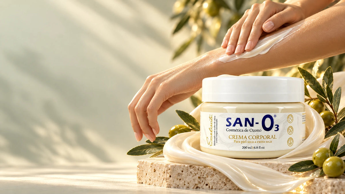 Crema corporal Emoliente SANO3 y manos aplicando crema sobre un antebrazo