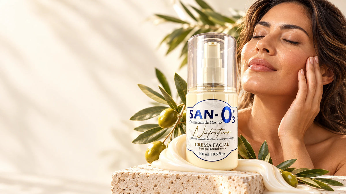 Mujer disfrutando su momento de cuidado junto a la crema facial Nutritiva SANO3