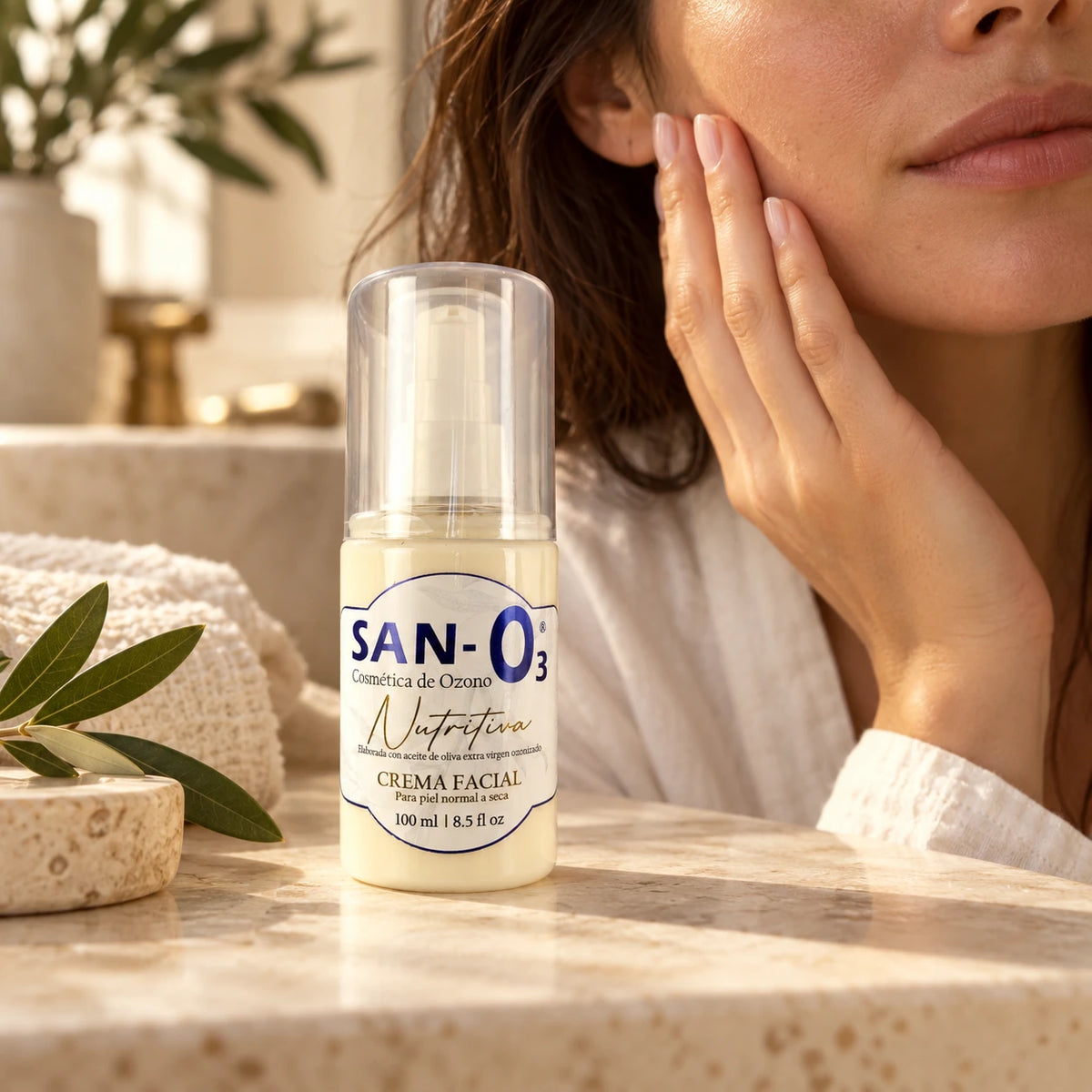 Crema facial nutritiva con ozono SANO3, 100 ml, durante un ritual de cuidado personal